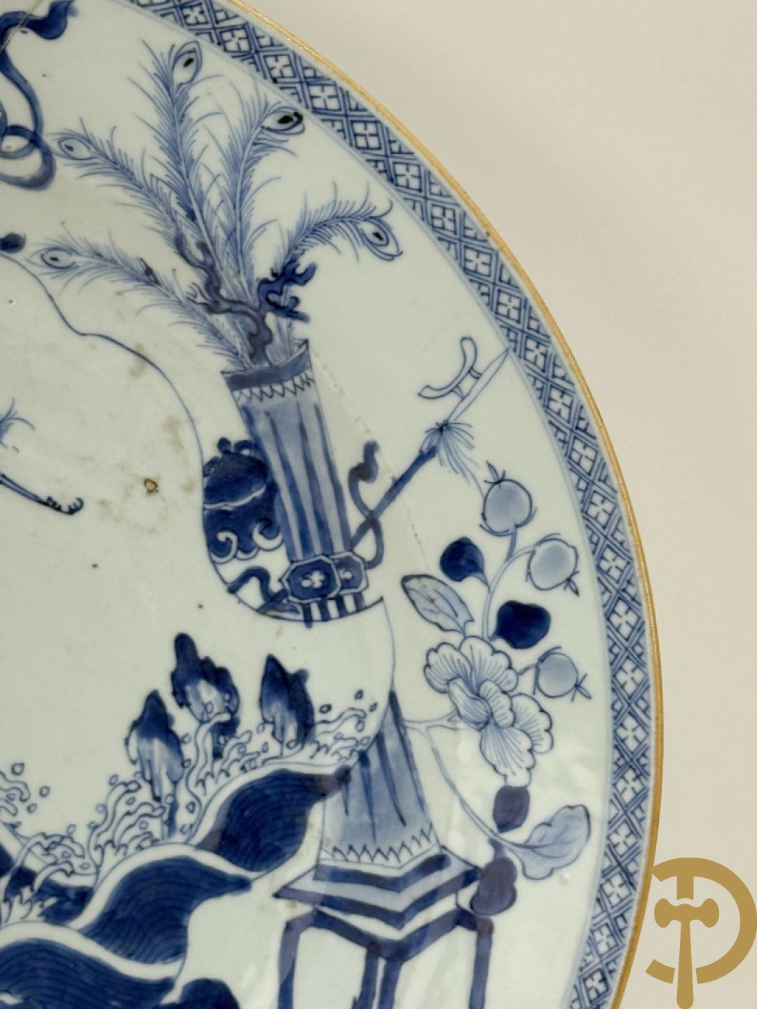 Chinese porseleinen schotel met planten- en vazenmotieven, 19e