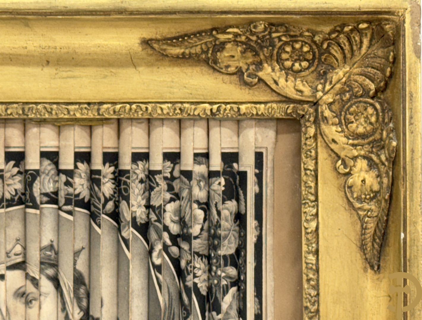 Vergulde Charles X kader met religieuse gravure in prisma gesneden met links en rechts ander zicht