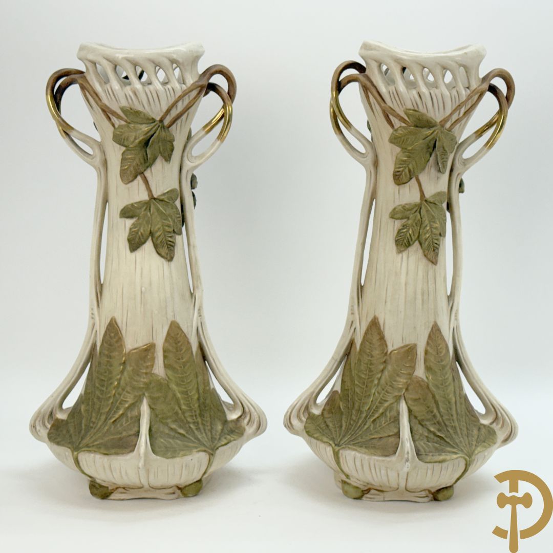 Paar Royal Dux vazen met bloemen bezet