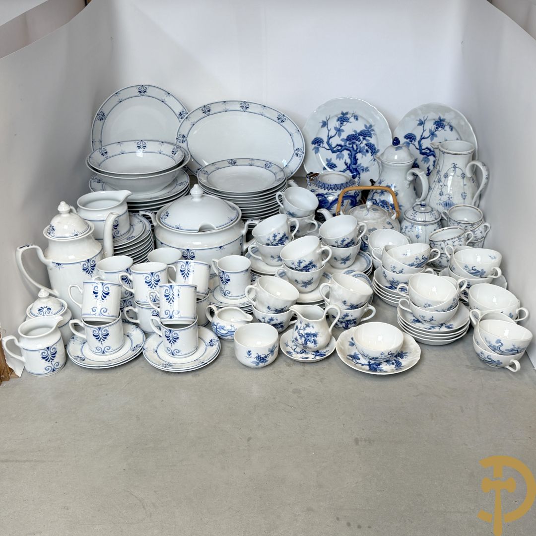 Porseleinen eet- en koffieservies, Winterling Kirchenlamitz Bavaria, met kobaltblauw decor + Porseleinen eet- en koffieservies met blauw bomendecor, Bavaria