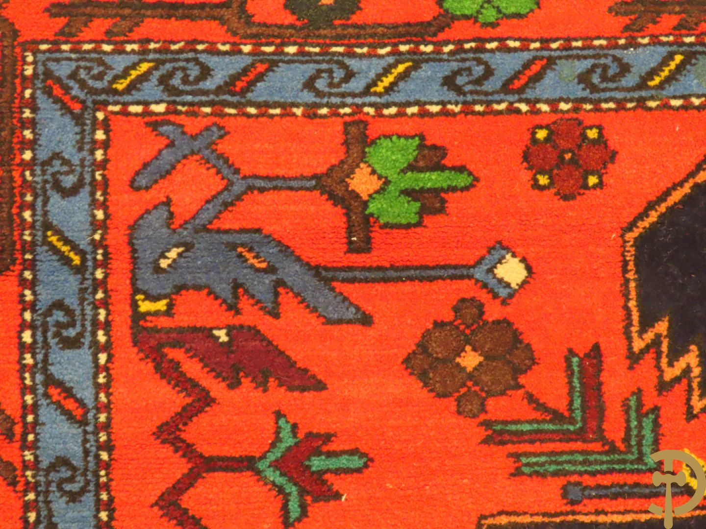 Oosters handgeknoopt tapijt Kaukasus met  geometrische blauwe motieven op rode fond