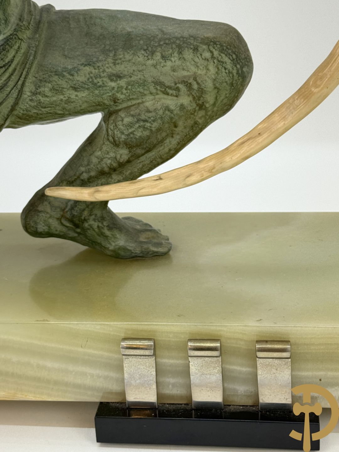 Kunstbronzen Art Deco beeld van boogschutter op onix marmeren basis