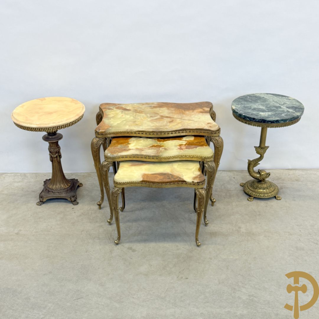 Drie cigognetafels met onix marmeren blad op koperen voluutvormige poten + 2 bijzettafeltjes op koperen voet
