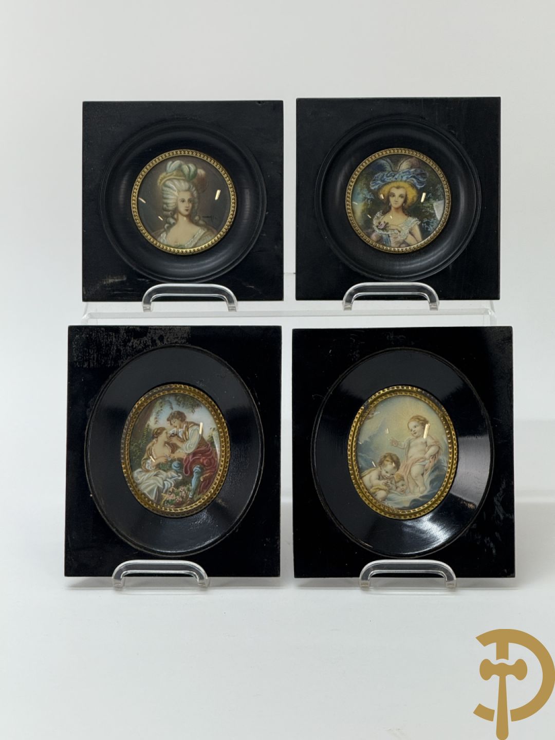Vier handgekleurde miniaturen met romantische scènes en edeldames