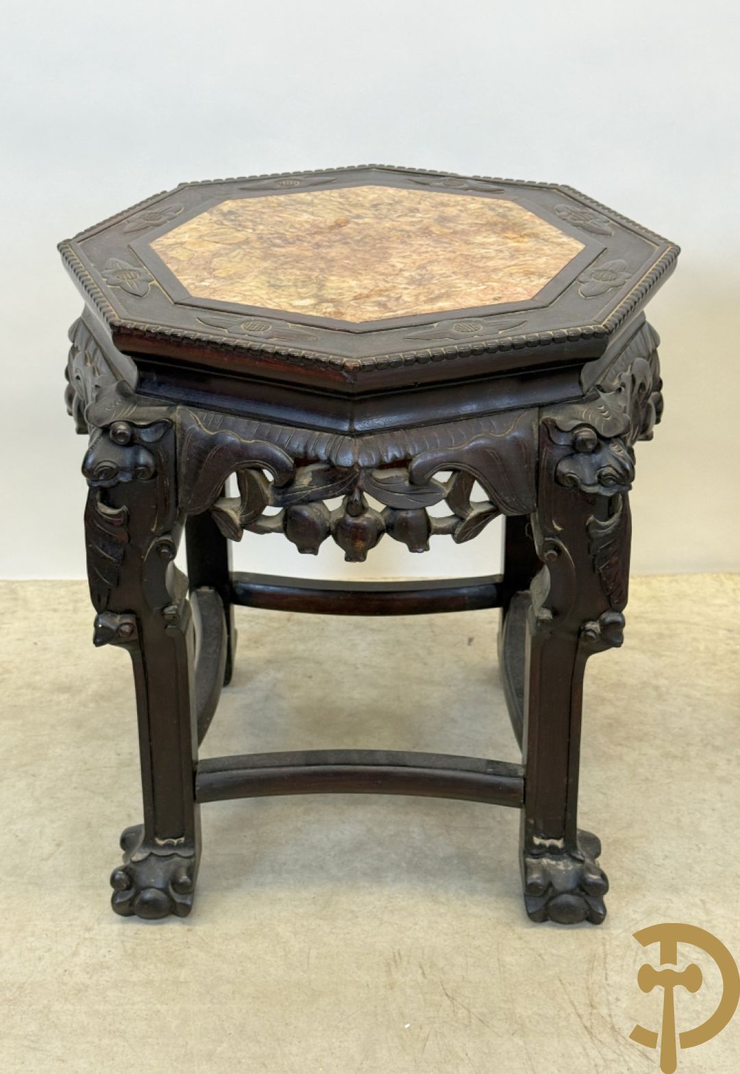 Paar achthoekige hardhouten Chinese sokkels met fo-honden en bloemendecoratie