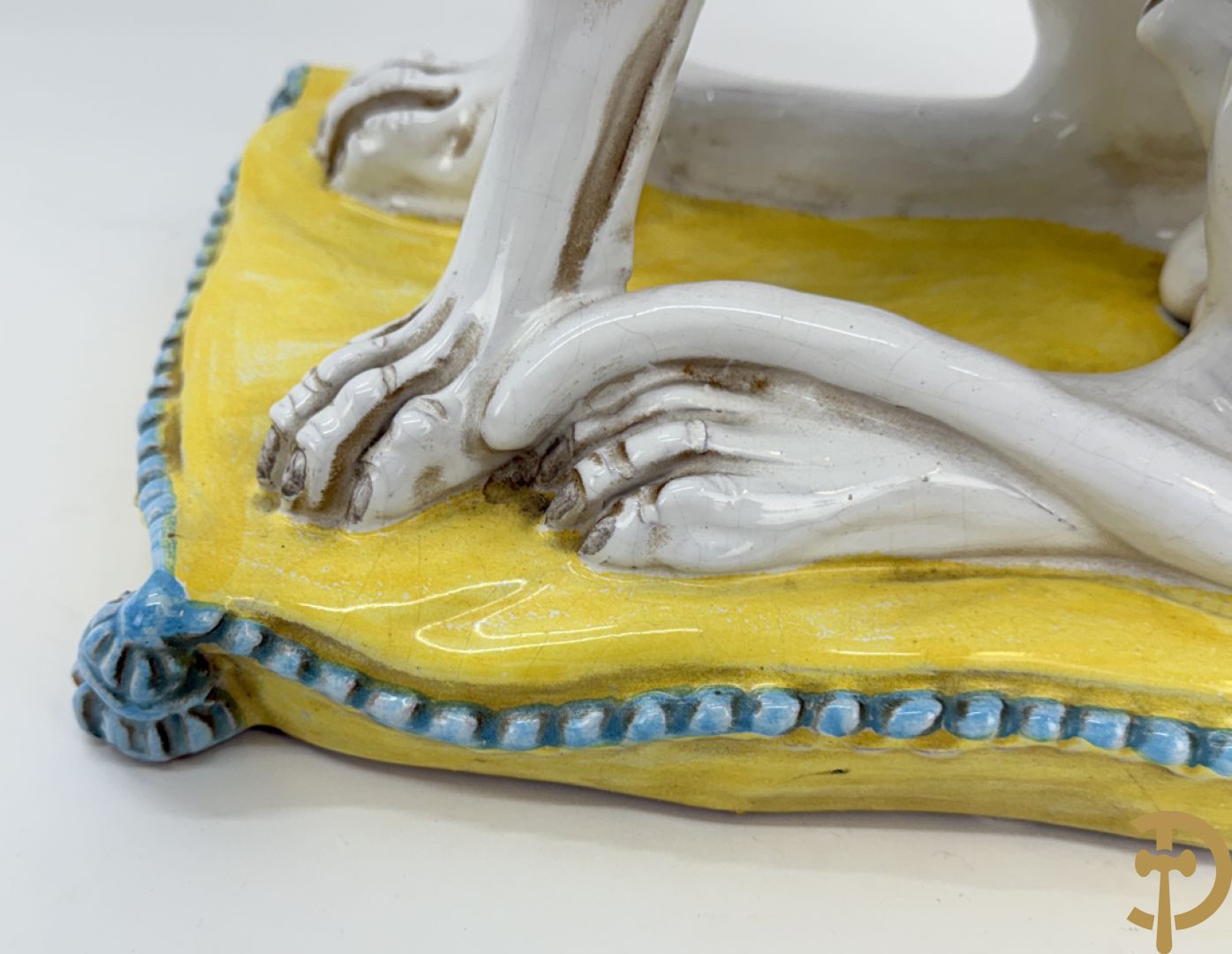 Italiaanse keramieken neergezeten witte windhond op kussen