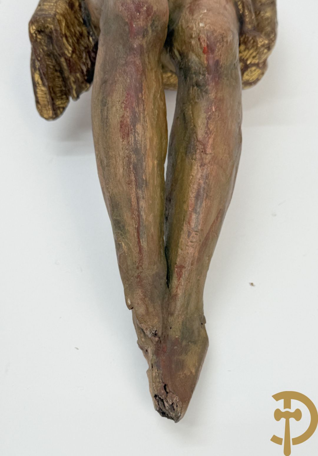 Twee houtgesculpteerde en gepolychromeerde corpussen