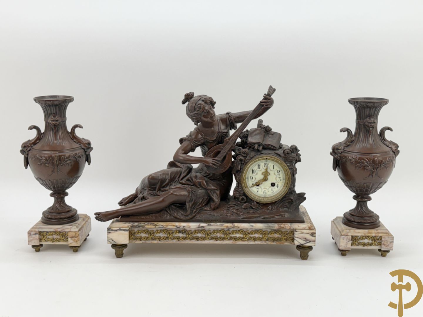 Driedelige zamak garnituur bestaande uit pendule 