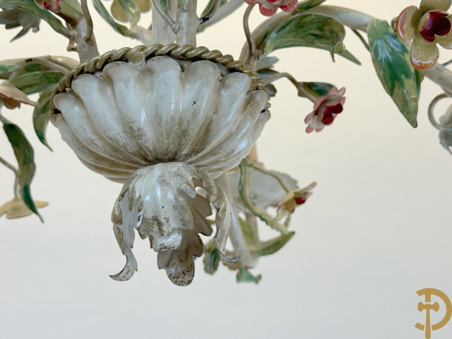 Italiaanse beschilderde vijfarmige luchter met smeedijzeren bloemen