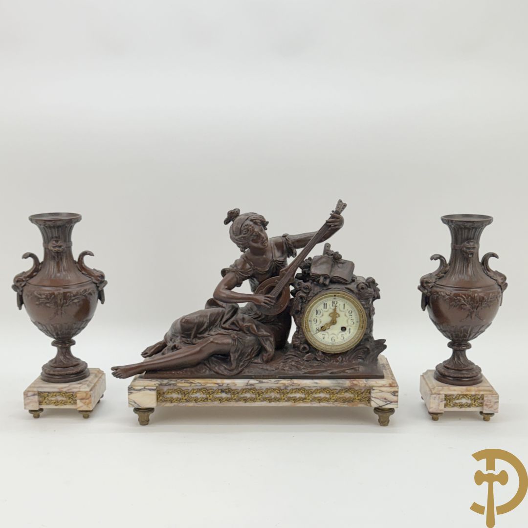 Driedelige zamak garnituur bestaande uit pendule 