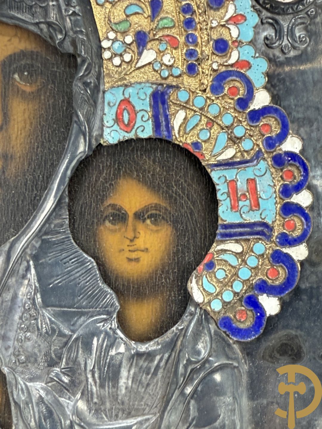 Ikoon met voorstelling van Madonna met kind en verzilverde rizza bezet met email