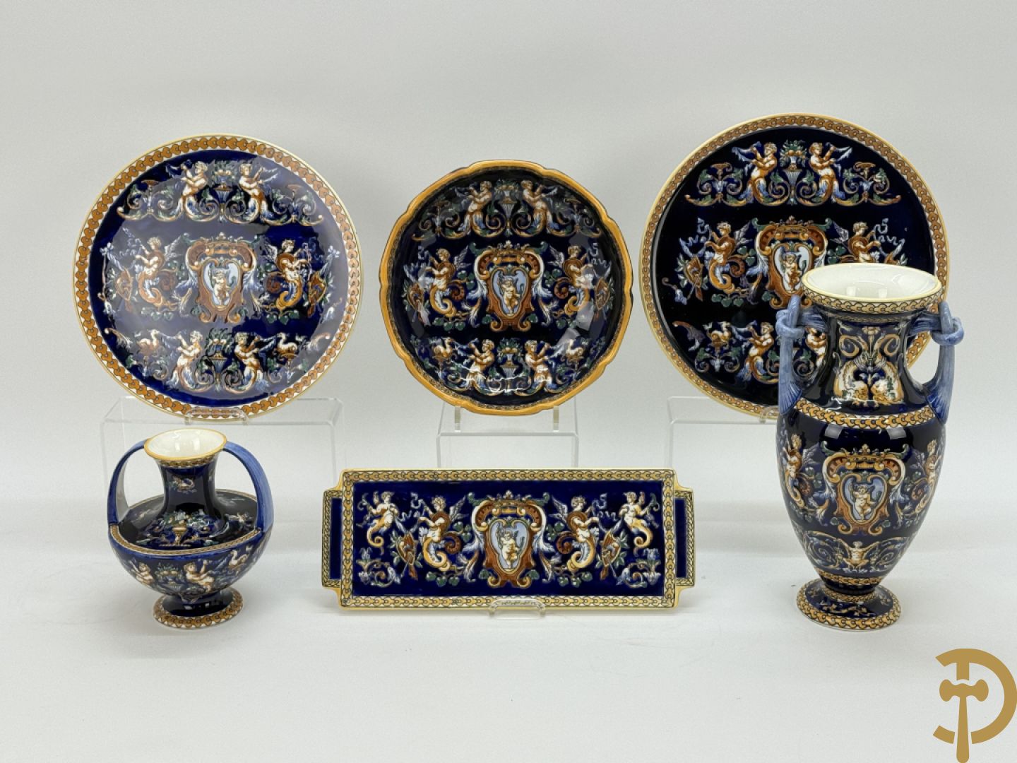 Gien schaal, 2 borden, coupe en 2 vazen met cupidodecor, decor 54