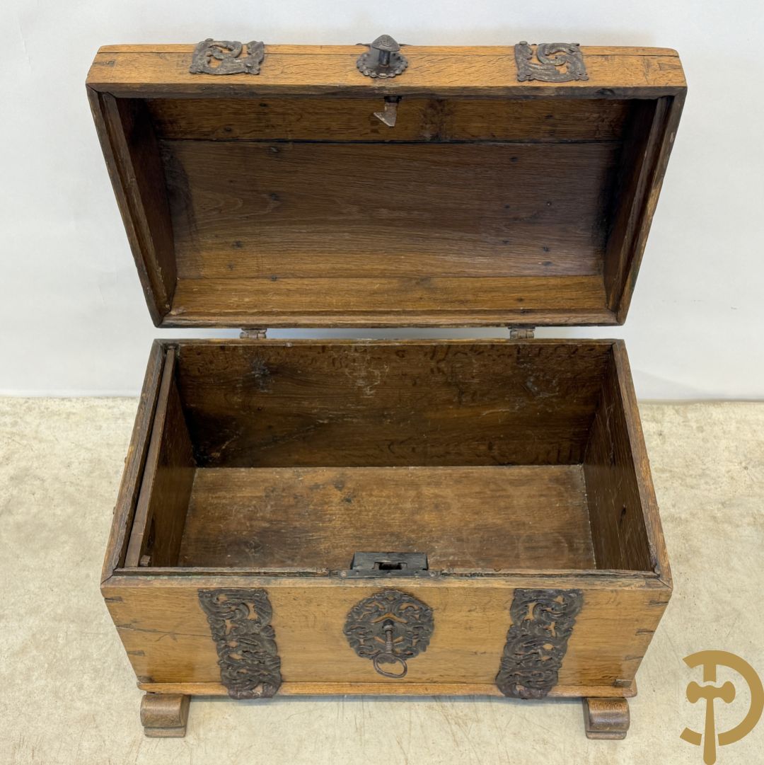 Massief eiken gebogen koffer met ijzeren handvaten en ijzerbeslag