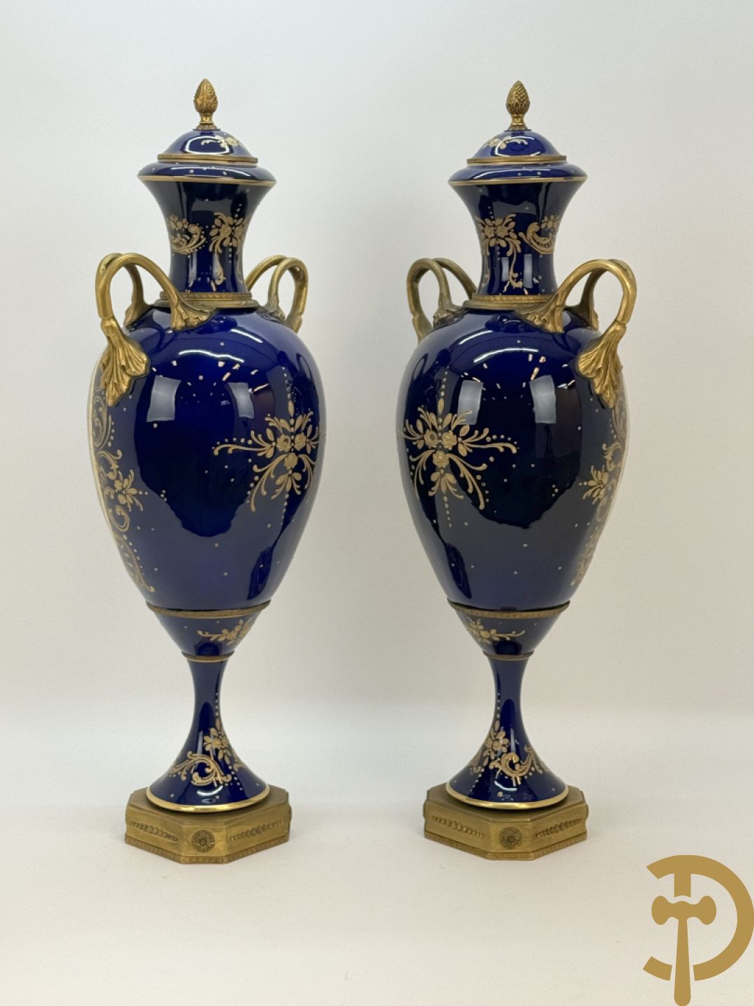 Paar Sèvres stijl vazen met bronzen oren en éénzijdig decor van cupido