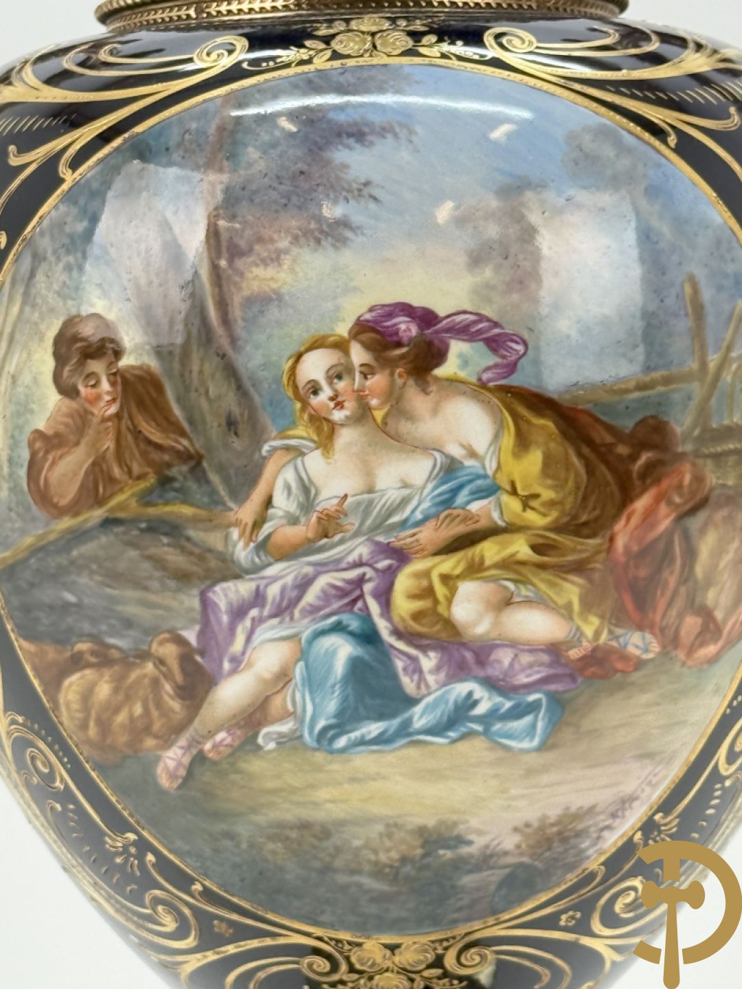 Blauwe porseleinen vaas met lieftallig decor, Sèvres stijl, bezet met bronzen ornamenten