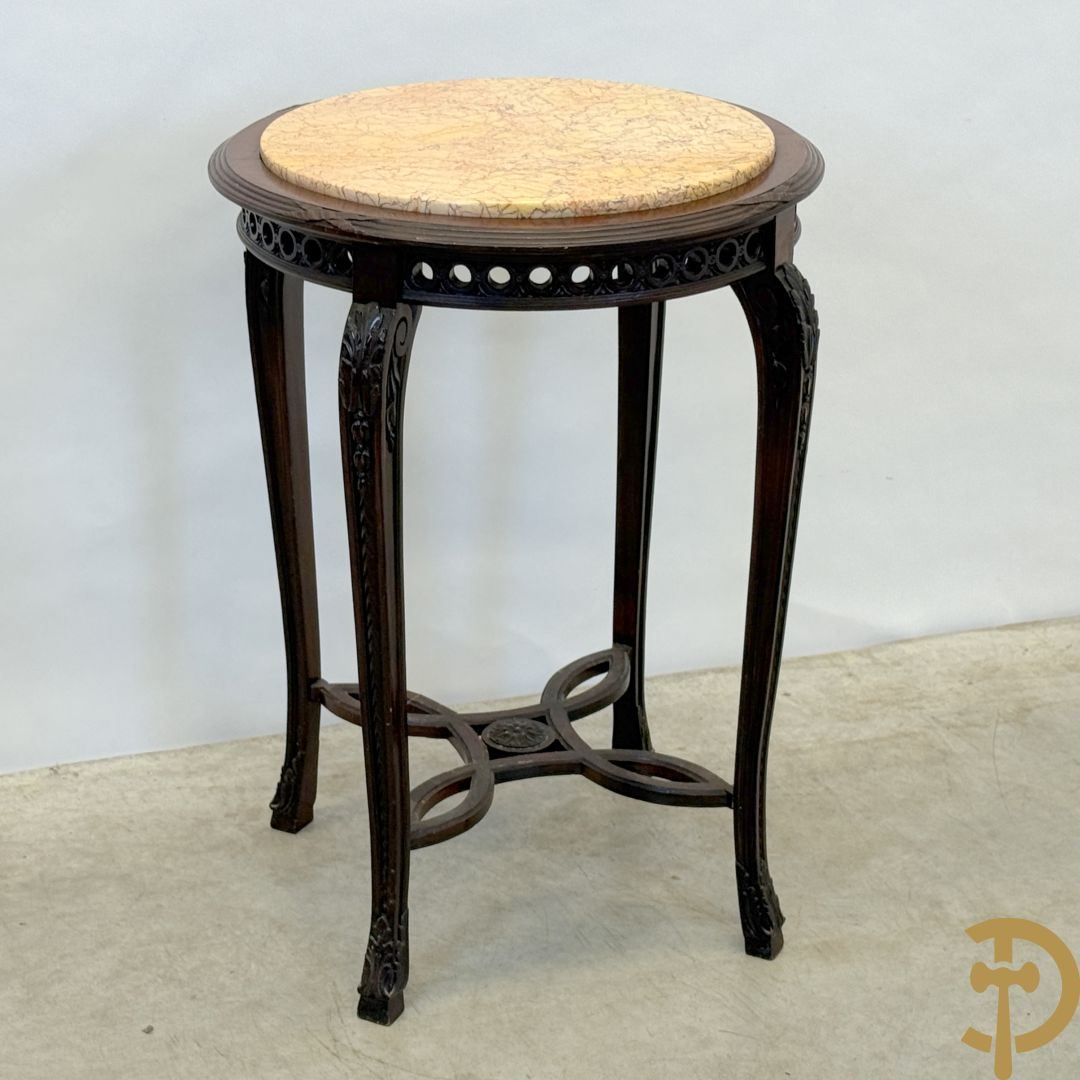 Notelaren bijzettafel met marmeren blad op voluutvormige poten