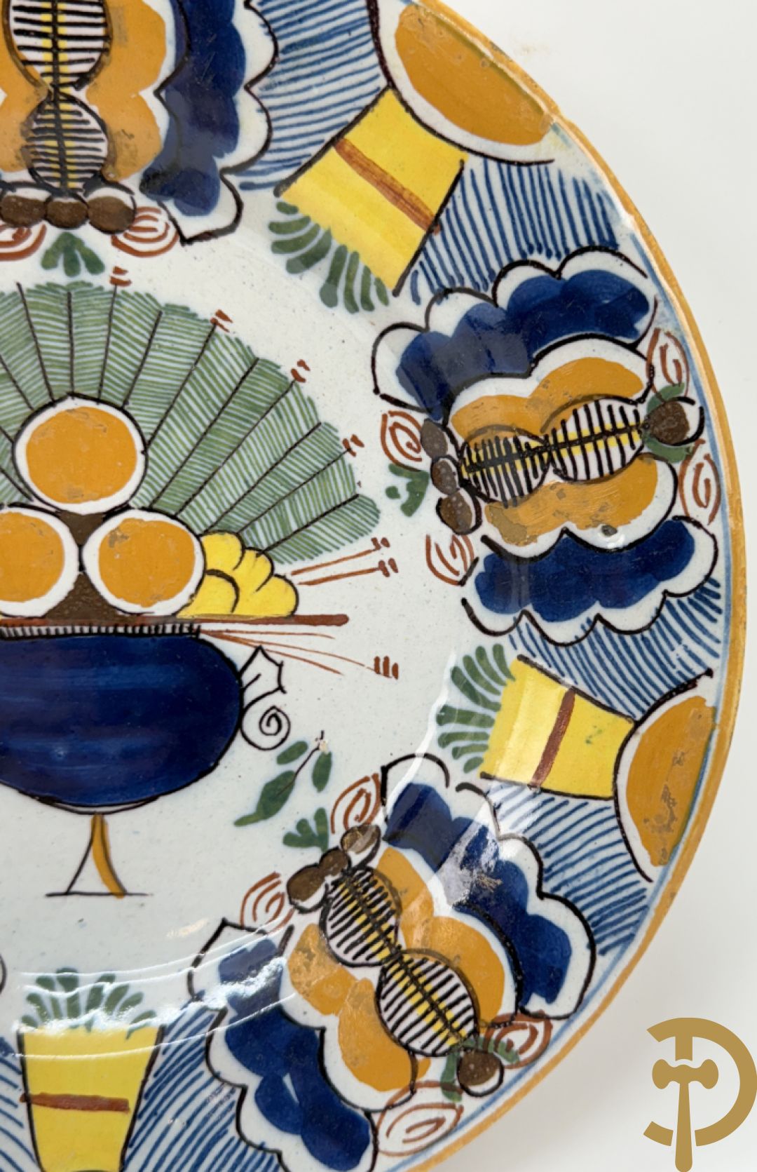 Paar Delftse meerkleurige pauwenstaartbordjes, achteraan gemerkt