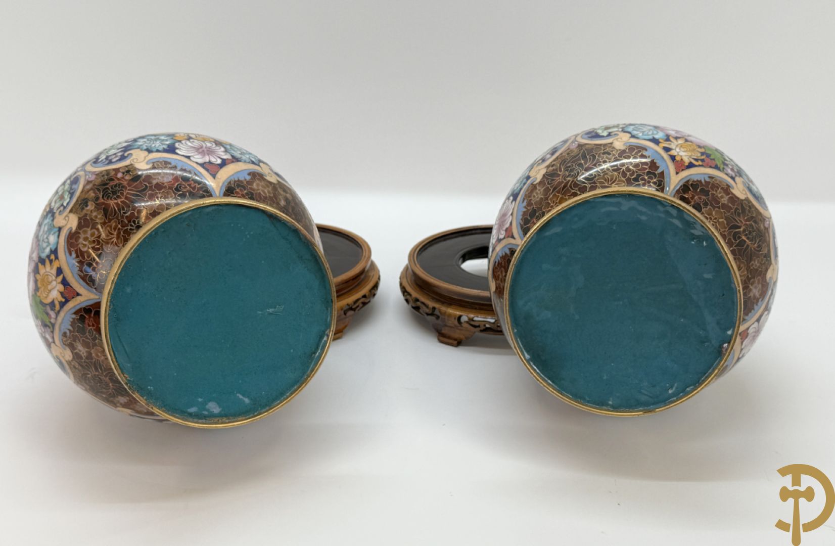 Paar cloisoné vazen met kleurrijk bloemendecor op houten sokkel