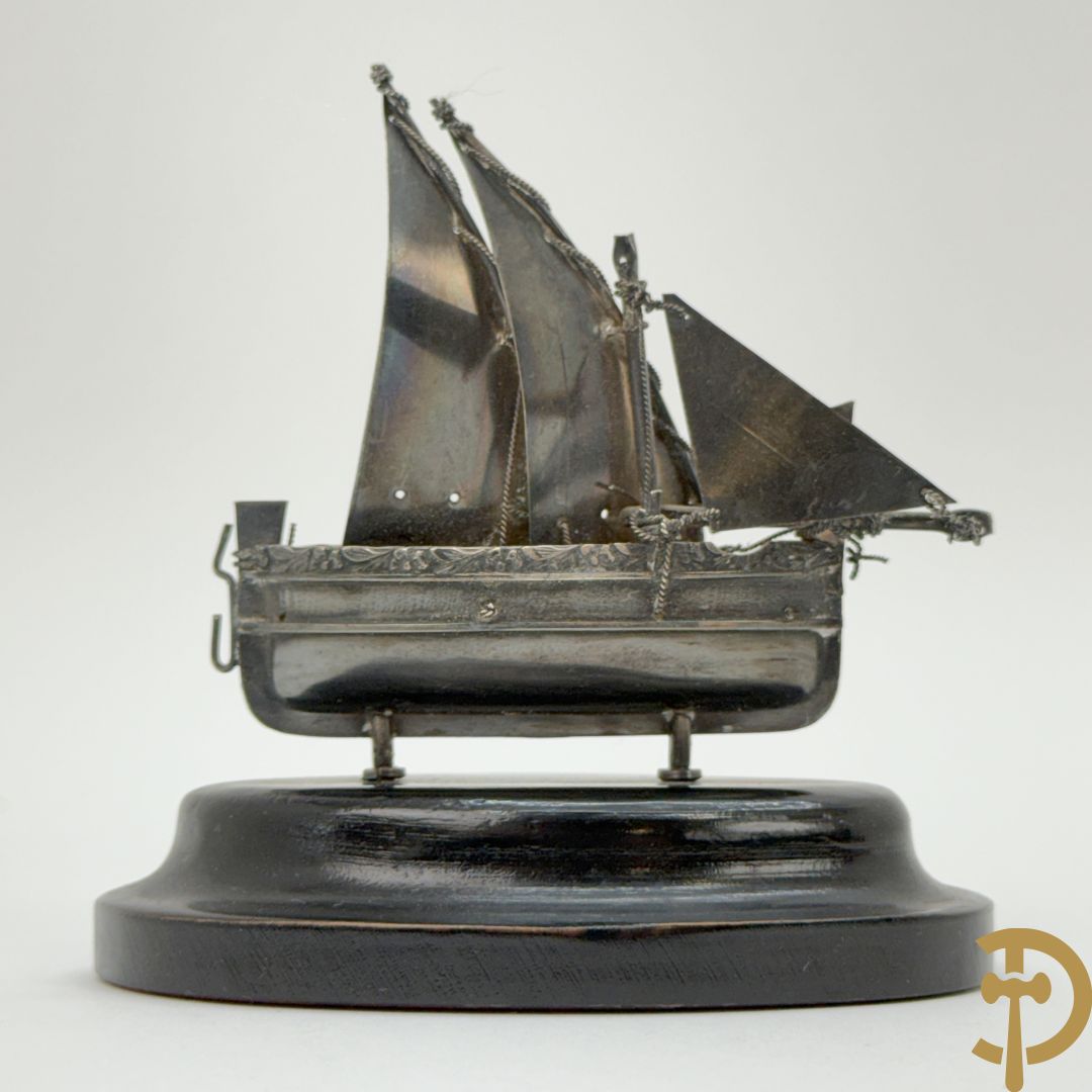 Massief zilveren zeilbootje op houten sokkel