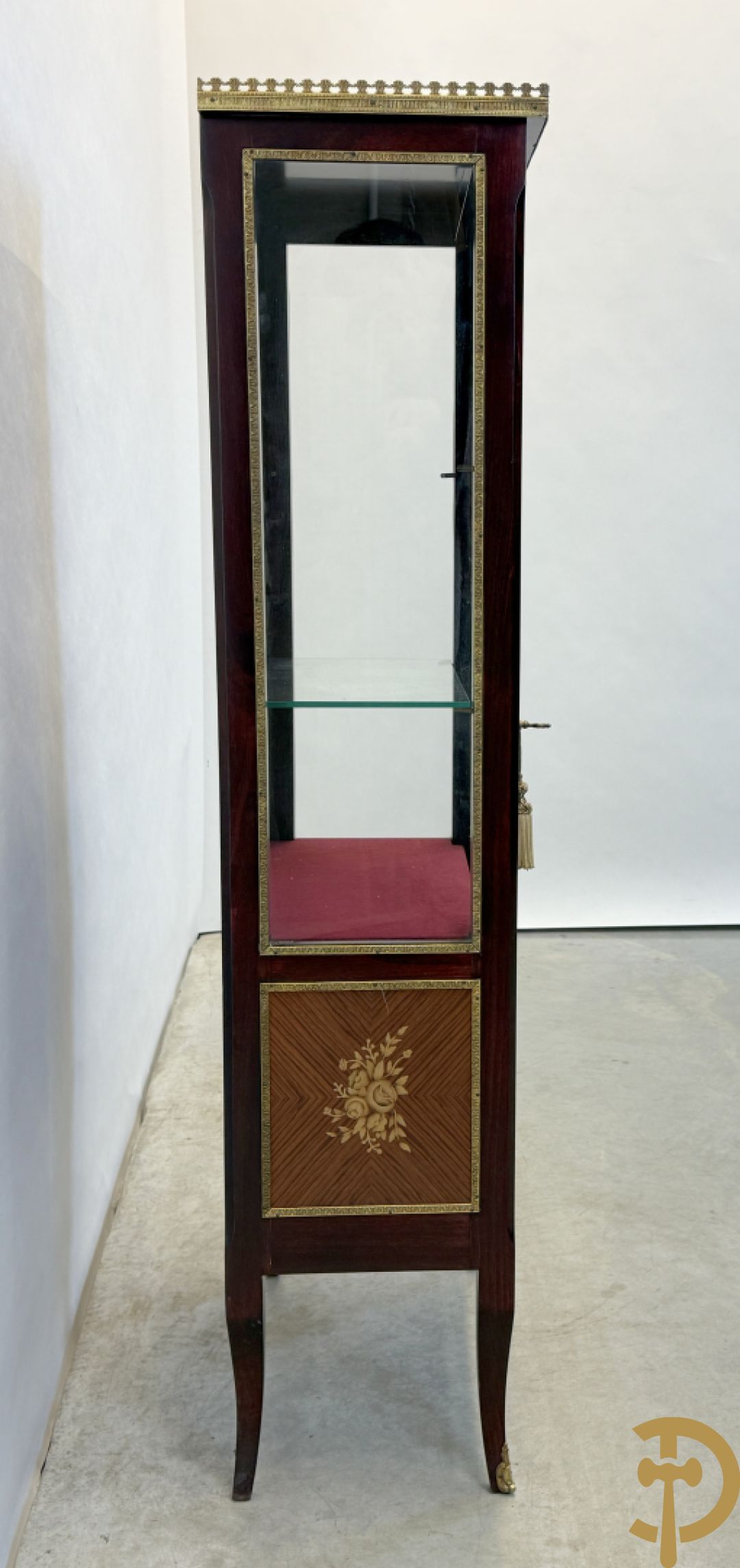 Notelaren vitrine met bloemenmarketterie en bronzen gallerij