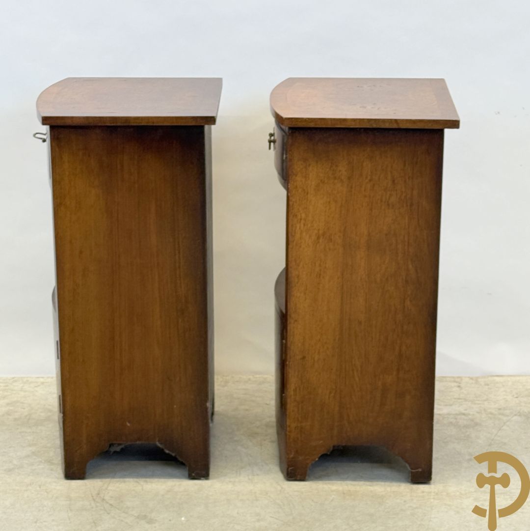 2 Engelse wortelnotehouten nachttafels met koperen trekkers