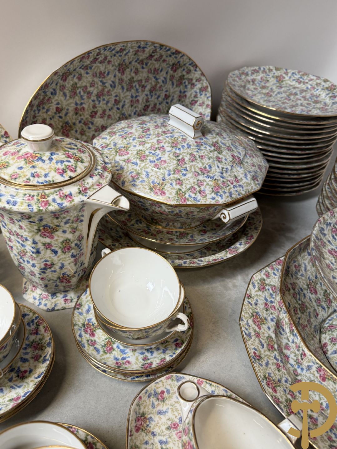 Uitgebreid zeer decoratief porseleinen eet- en koffieservies met bloemendecor, Limoges France