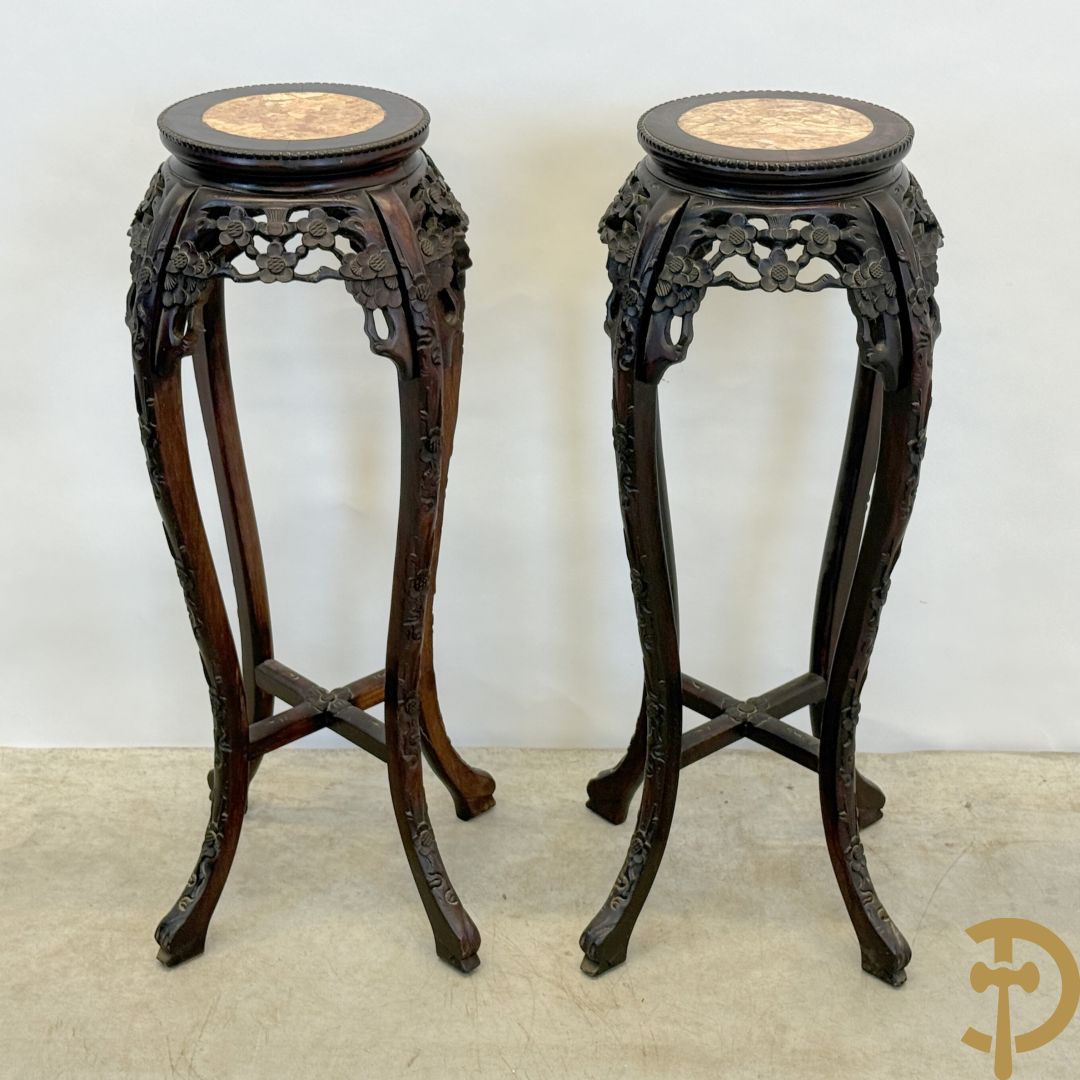 Paar hoge Chinese handgesculpteerde staanders met bloemen