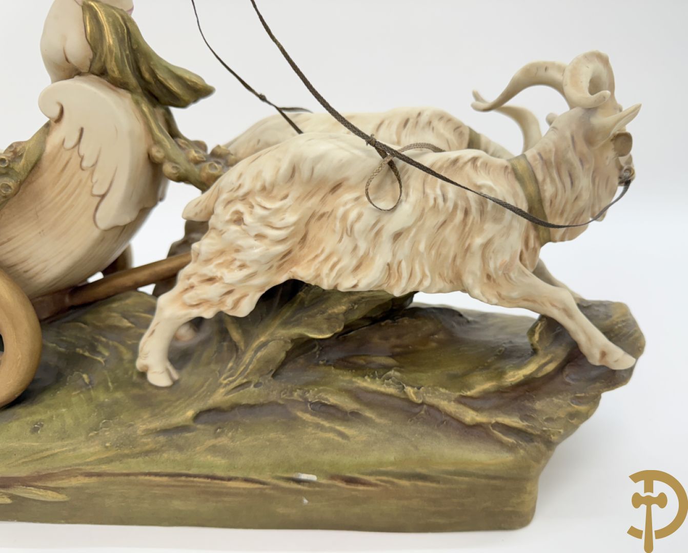 Royal Dux beeld van cupido met 2 rammen op carosse