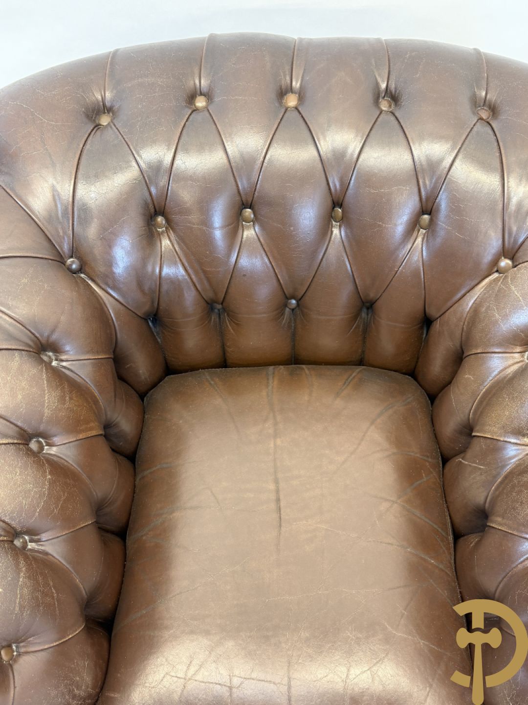 Bruin lederen driezit en club chesterfield