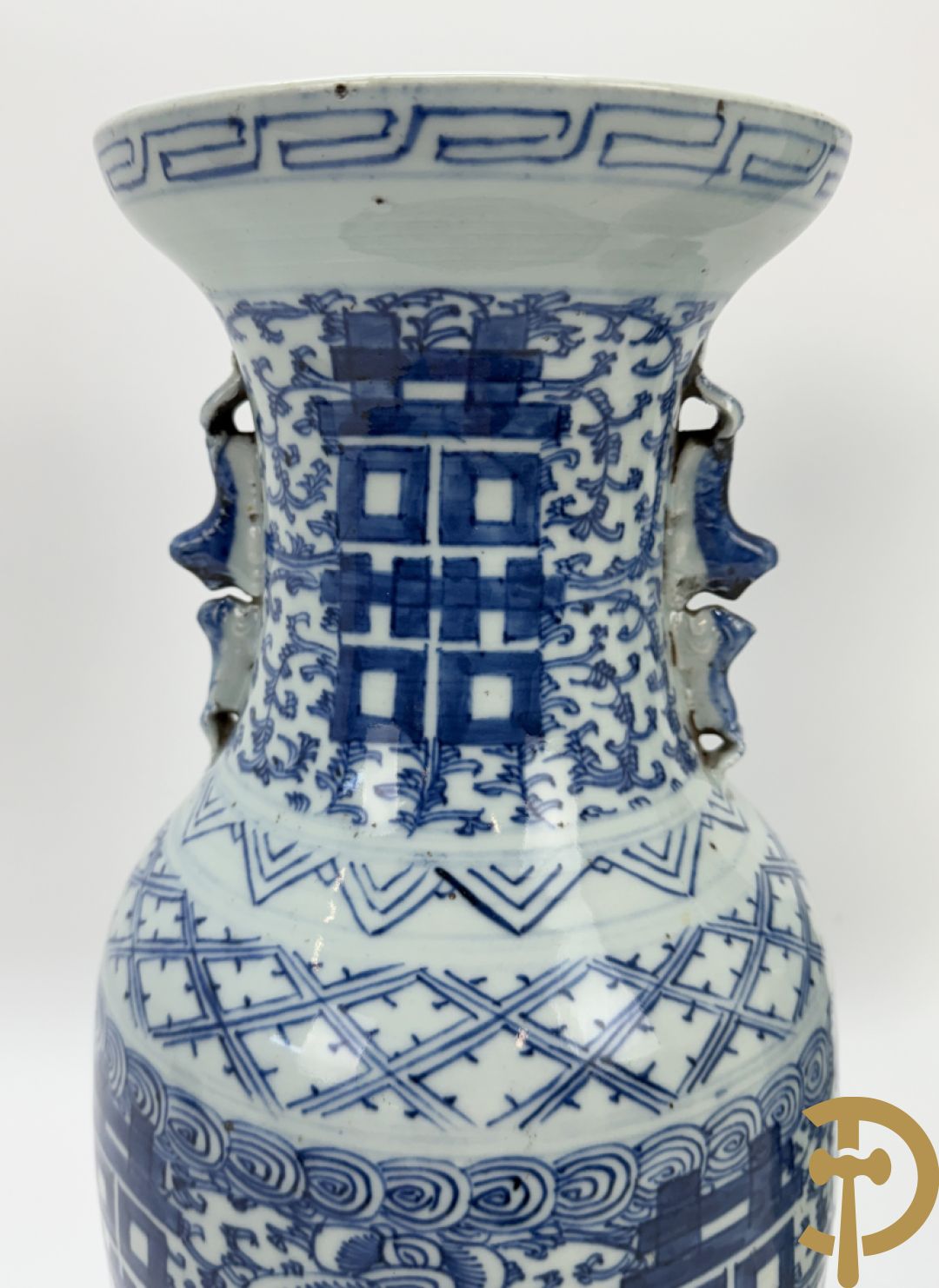 Paar blauw/witte Chinese porseleinen vazen met tekens en accanthusranken, 19e