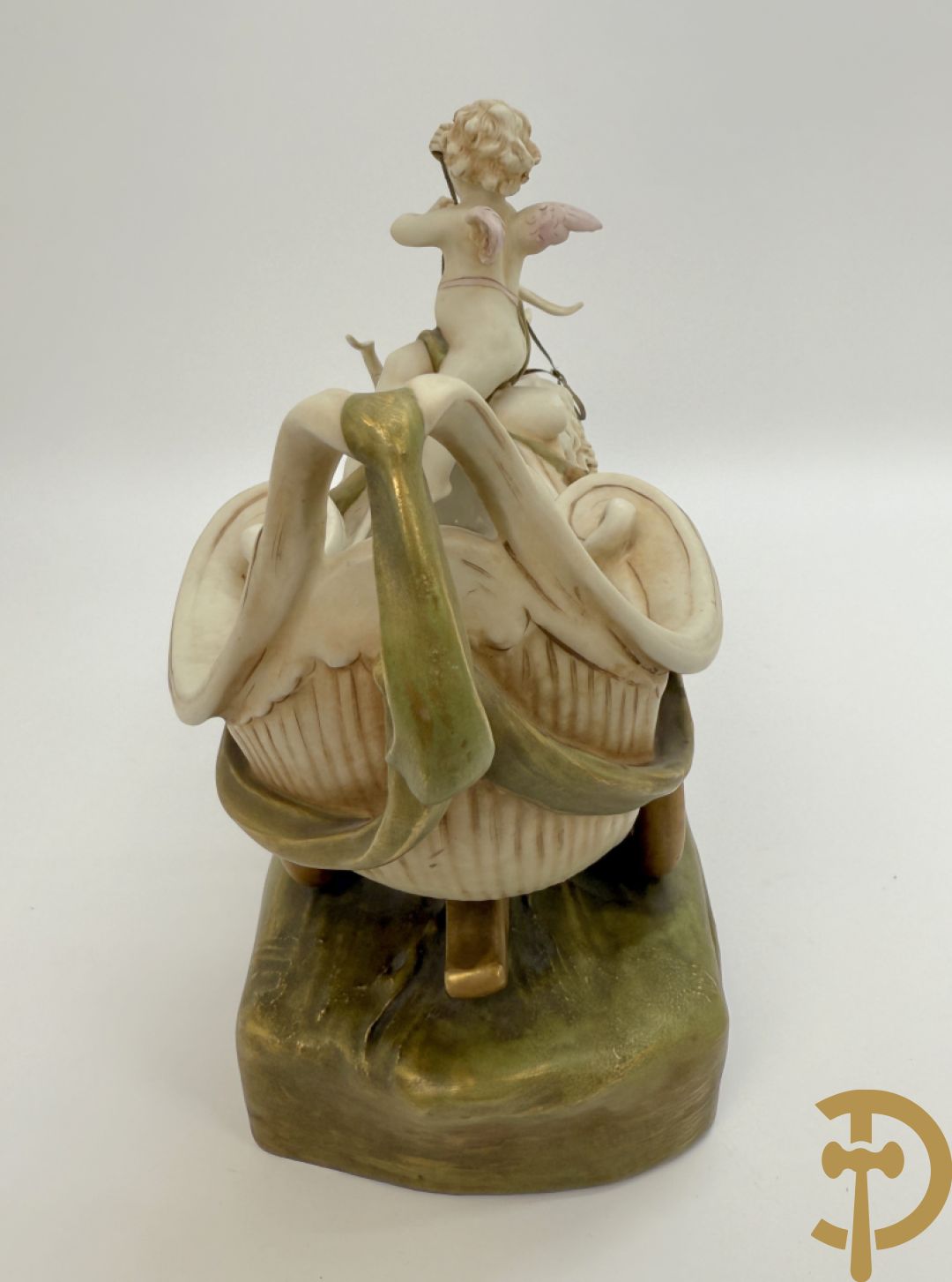 Royal Dux beeld van cupido met 2 rammen op carosse