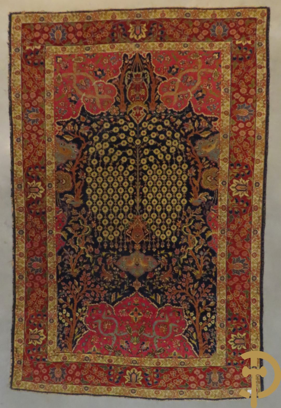 Antiek Oosters handgeknoopt tapijt Tabriz met amfoor en bloementafereel