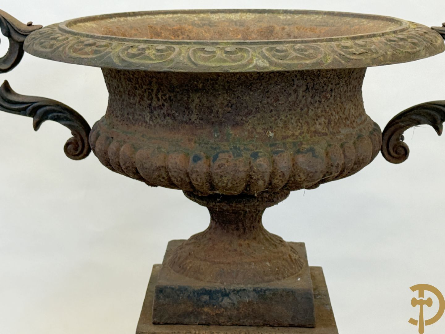 Kelkvormige amfoorvaas op gietijzeren sokkel