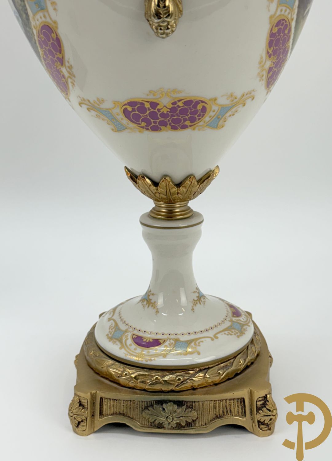 Paar porseleinen Sèvres stijl dekselpotiches met dubbel bedrukt romantisch decor en bezet met bronzen ornamenten