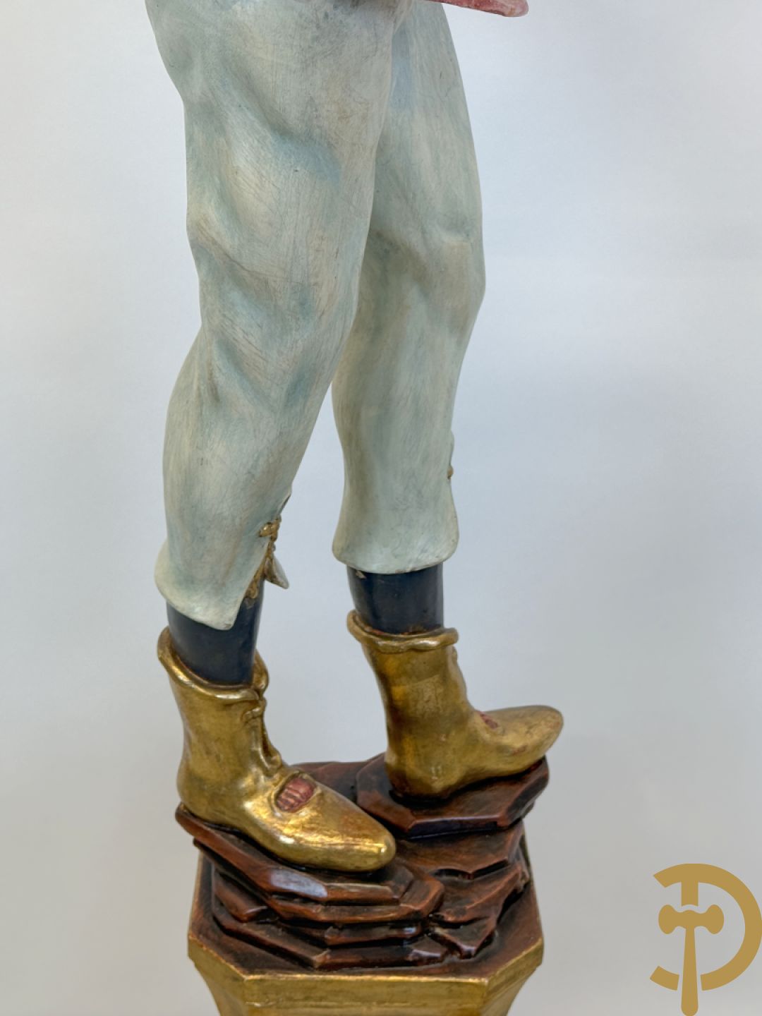 Gepolychromeerde staande moor in Victoriaanse kledij, met opdienschaal, op sokkel - Italiaans