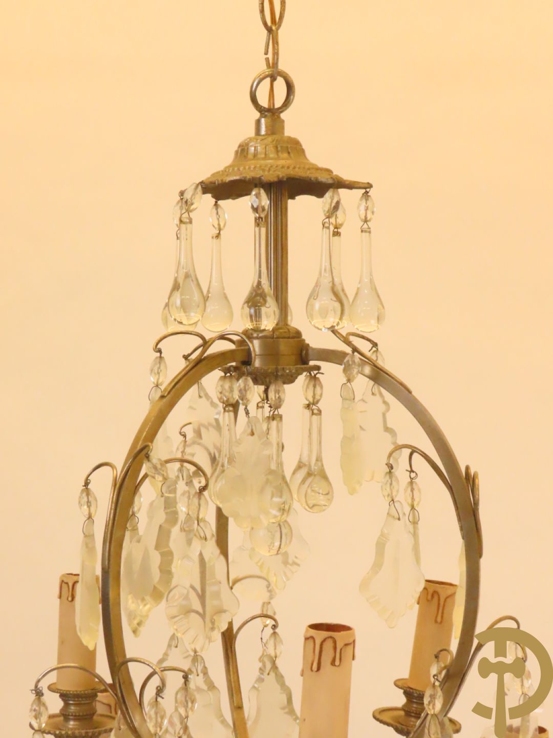 Franse chrome luchter met  9 lichtpunten bezet met tranenbellen en plakettes