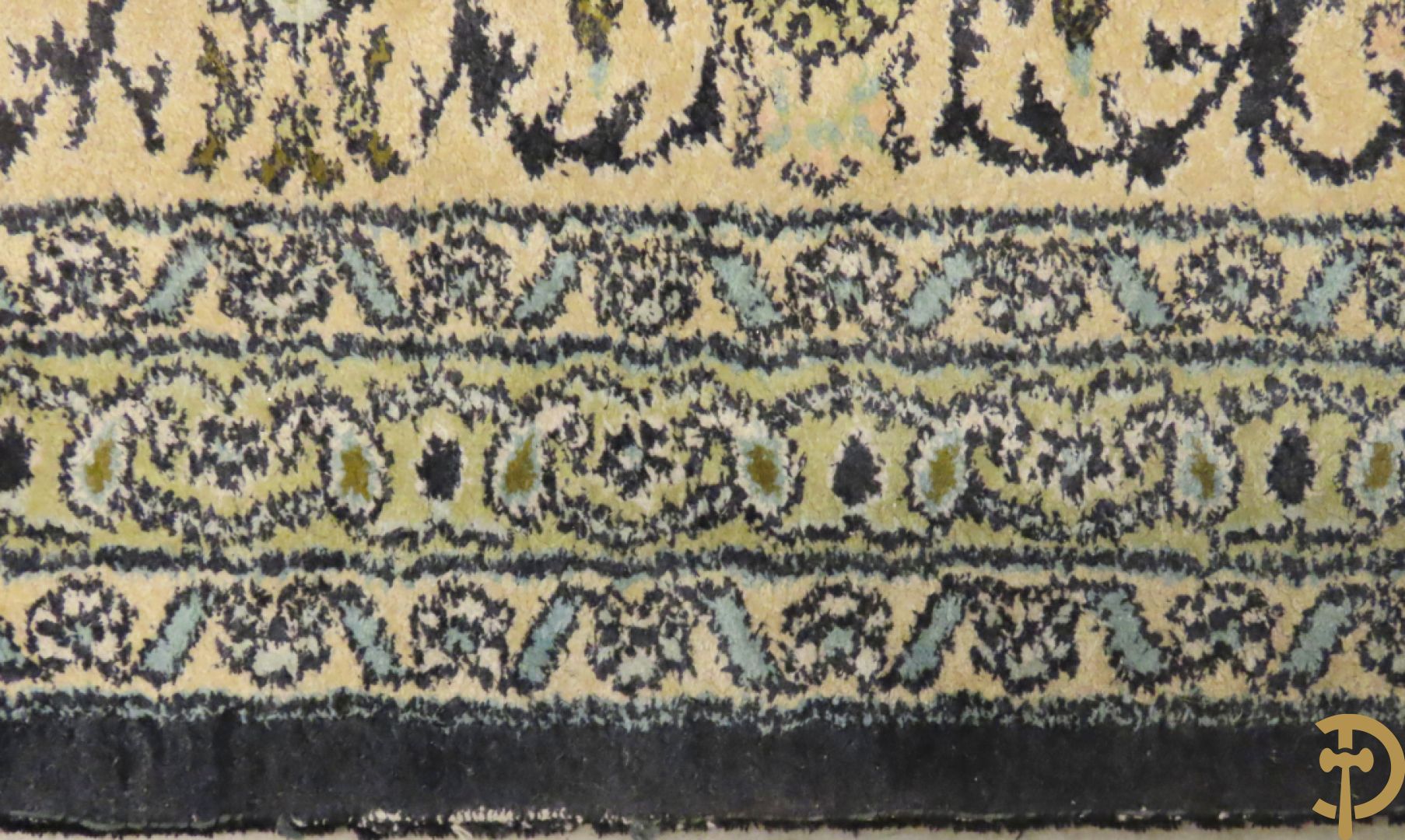 Oosters handgeknoopt tapijt zijde op katoen met patronen