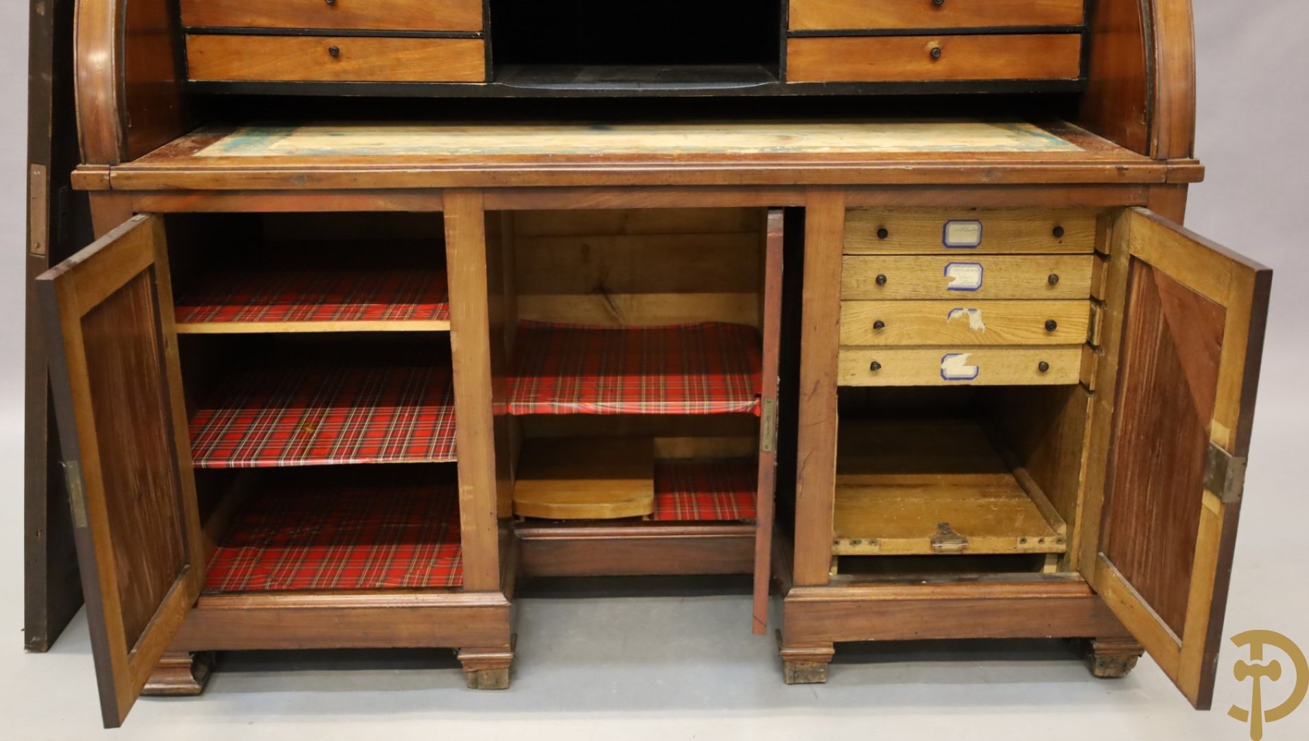 Imposant notelaren cilinderbureau met bovenbouw met ingemaakte lades, cilinderklep en uittrekbaar schrijfblad - drie deuren onderaan - 19e