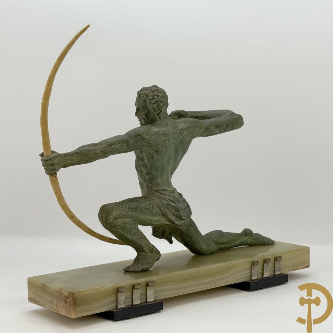 Kunstbronzen Art Deco beeld van boogschutter op onix marmeren basis