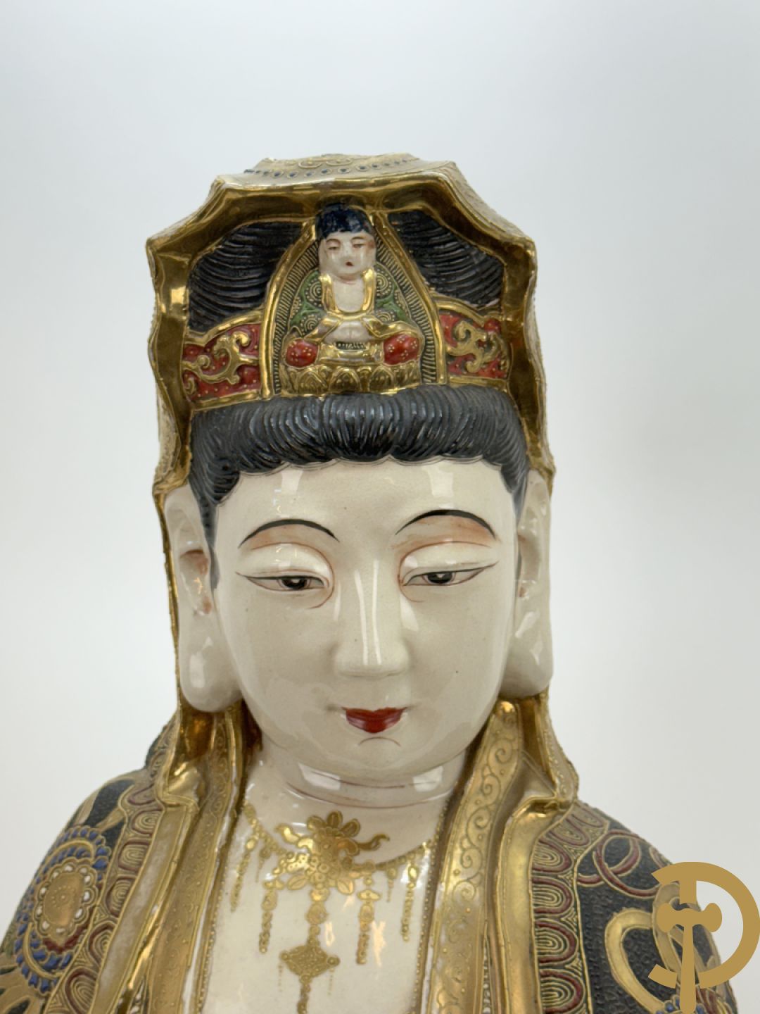 Grote staande Kwan Yin in Japans Satsumat porselein