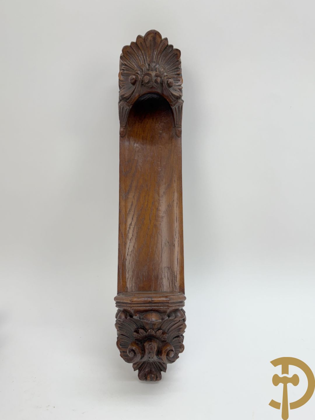 Houtsculptuur van Heilige Théresia Madonna + houtgesculpteerde pater in polyester nis