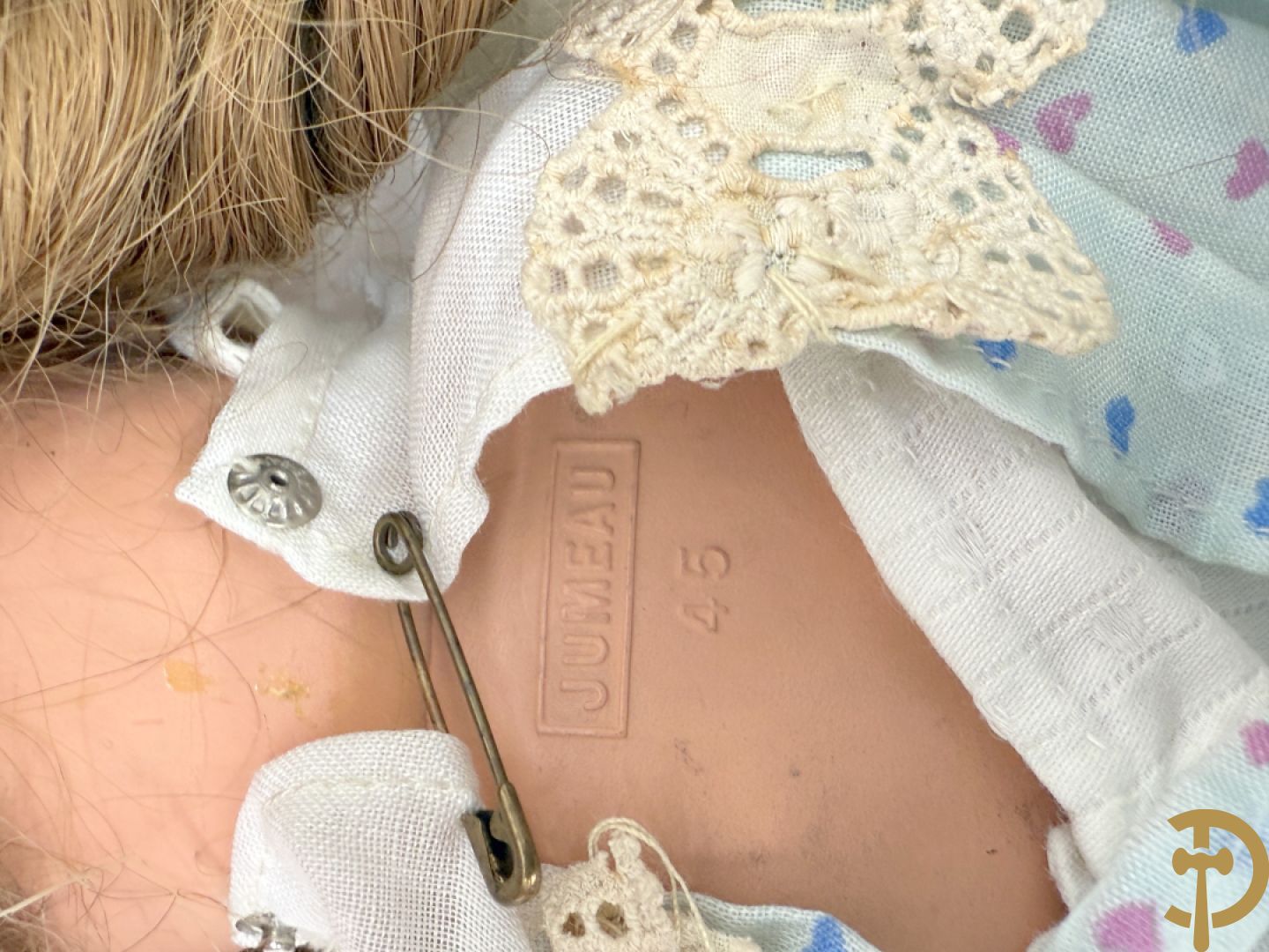 Oude pop met papier maché ledematen, gemerkt K R36/.728 + oude pop met papier maché ledematen en kantelbare oogjes + oude pop in papier maché, gemerkt Unis France 301 + oude pop in papier maché, onleesbaar gemerkt + hedendaagse pop met porseleinen ledematen + losse kleertjes