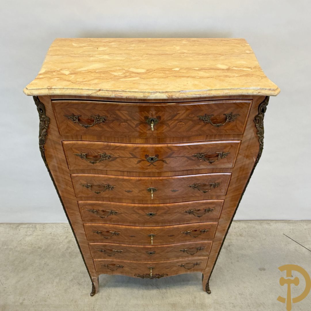 Notelaren zevenladenkast met bloemenmarquetterie en bronzen ornamenten, bovenaan met marmeren blad