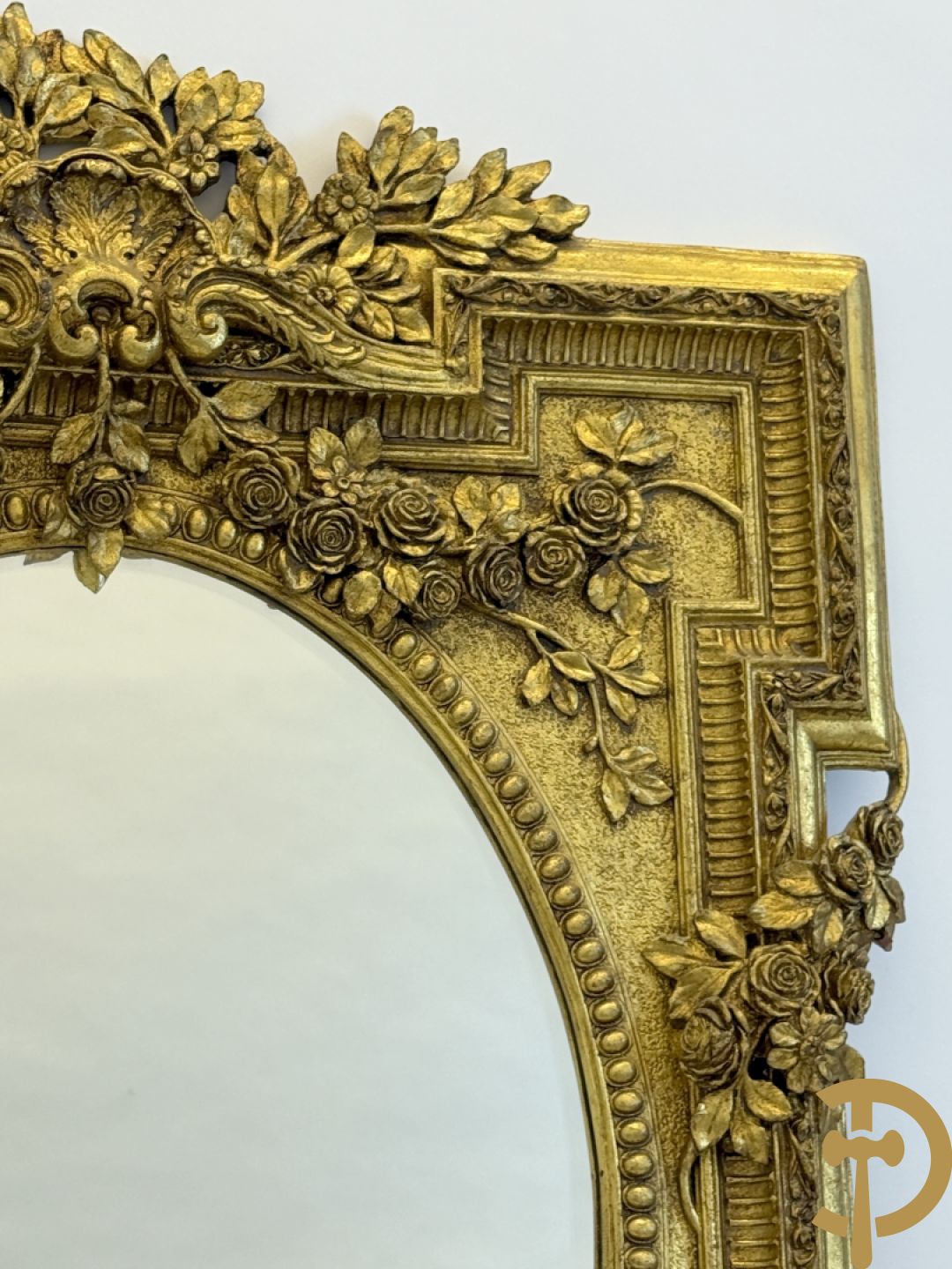 Vergulde lijst met bloemenguirlandes en accanthusranken, binnenin met ovale geslepen spiegel
