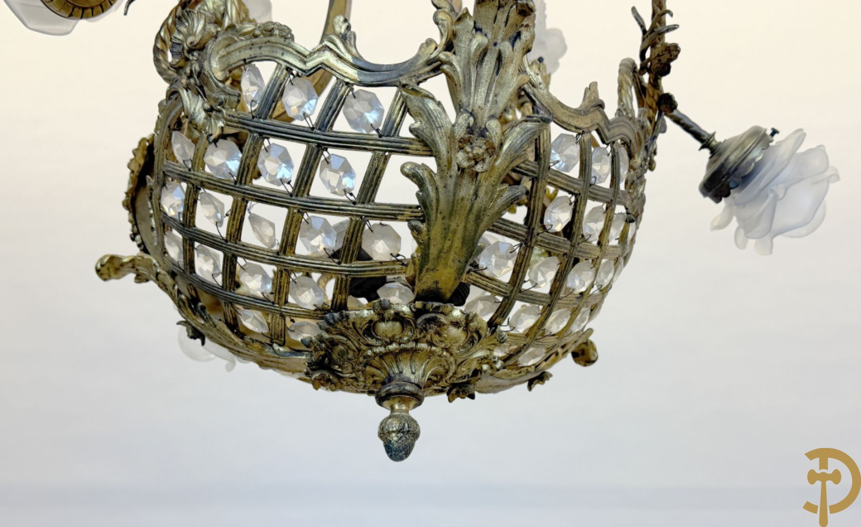 Bronzen Franse luchter met geajoureerde mand, bezet met medusakoppen en 3 cupido