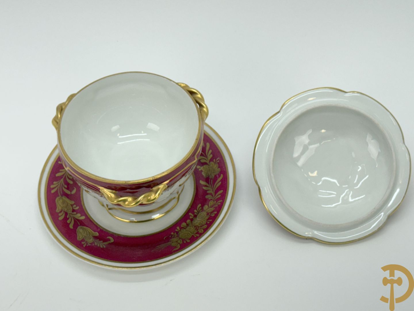 Handbeschilderde porseleinen siervaas met bloemenbeschildering en sfinxen + paar porseleinen cachepots met bloemendecor + 3 porseleinen  kopjes en schoteltjes