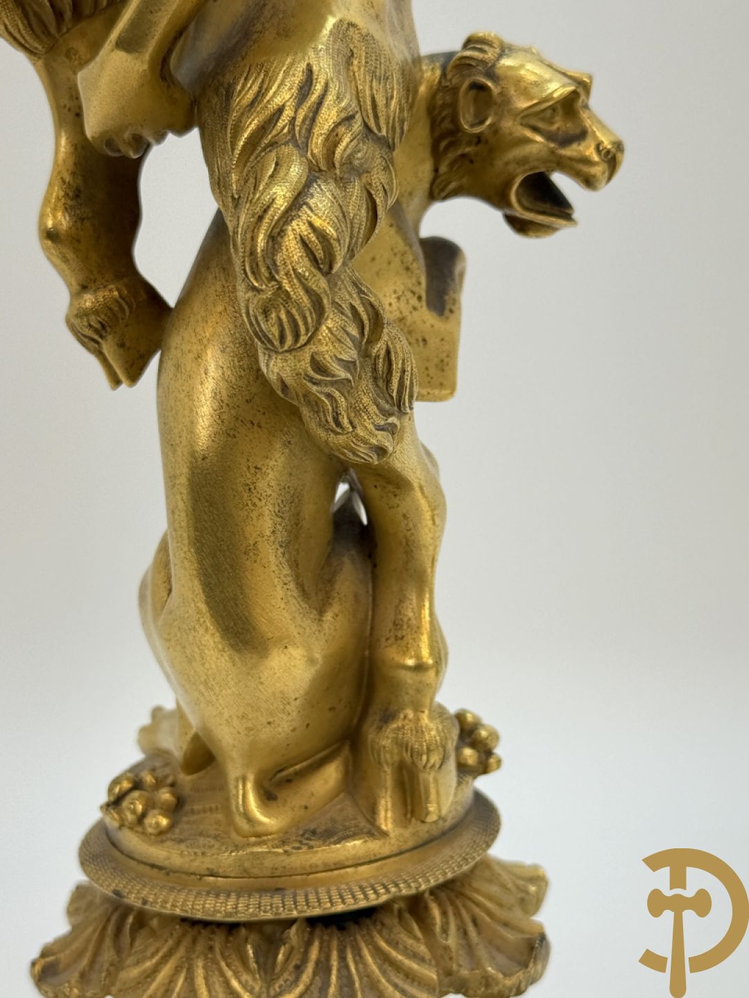 Paar bronzen kandelaars met sater en naakte dame, versierd met accanthusranken en dierenmotieven