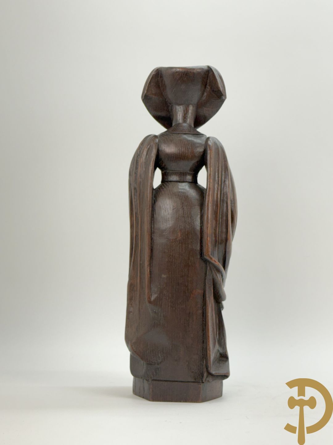 Houtgesculpteerd beeld van dame Pleurans