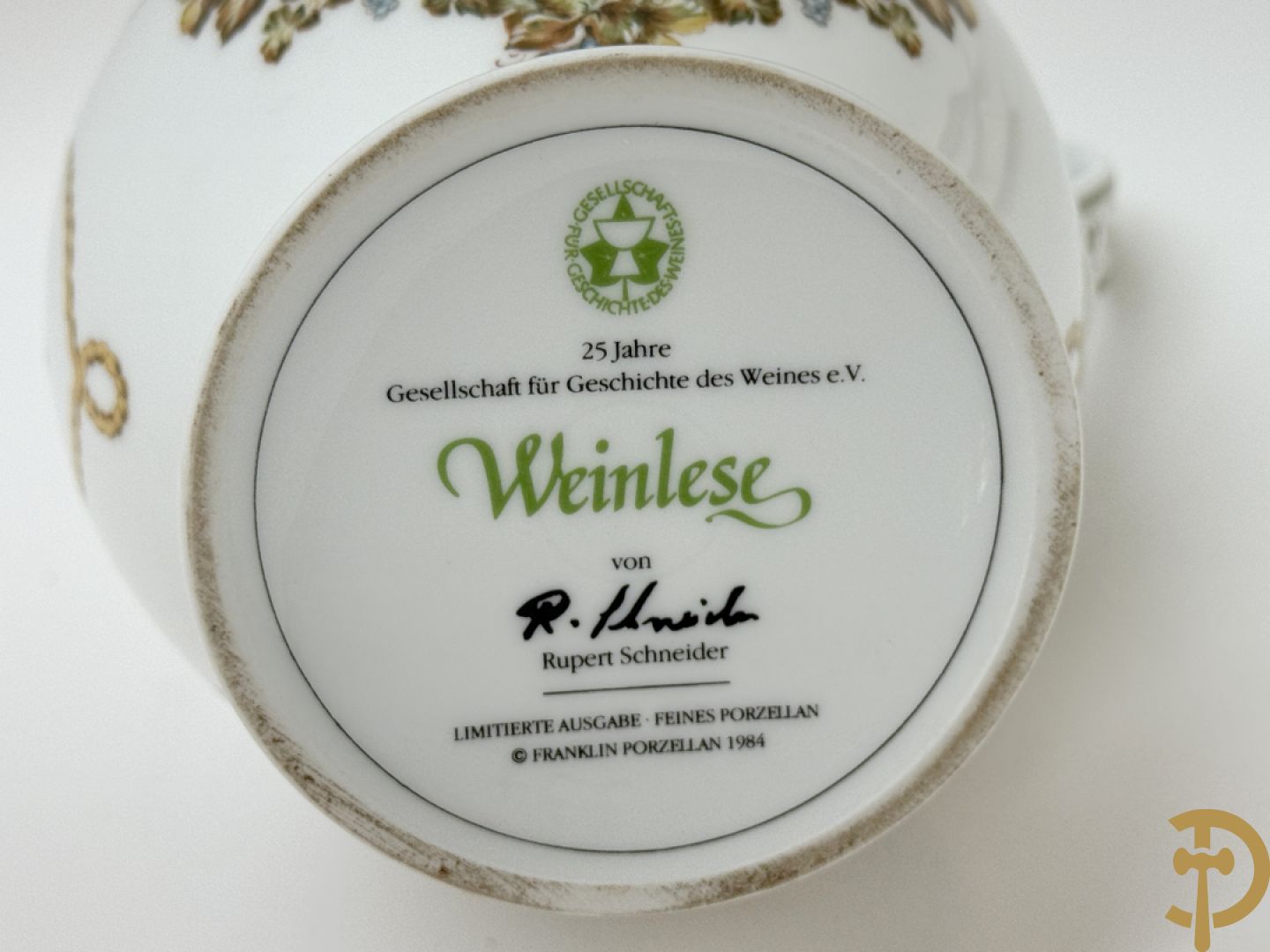 Varia porselein en keramiek : paar jardinières met zwanen, apothekerspot, 2 schenkkannen Franklin Mint en vaas Hutschenreuter