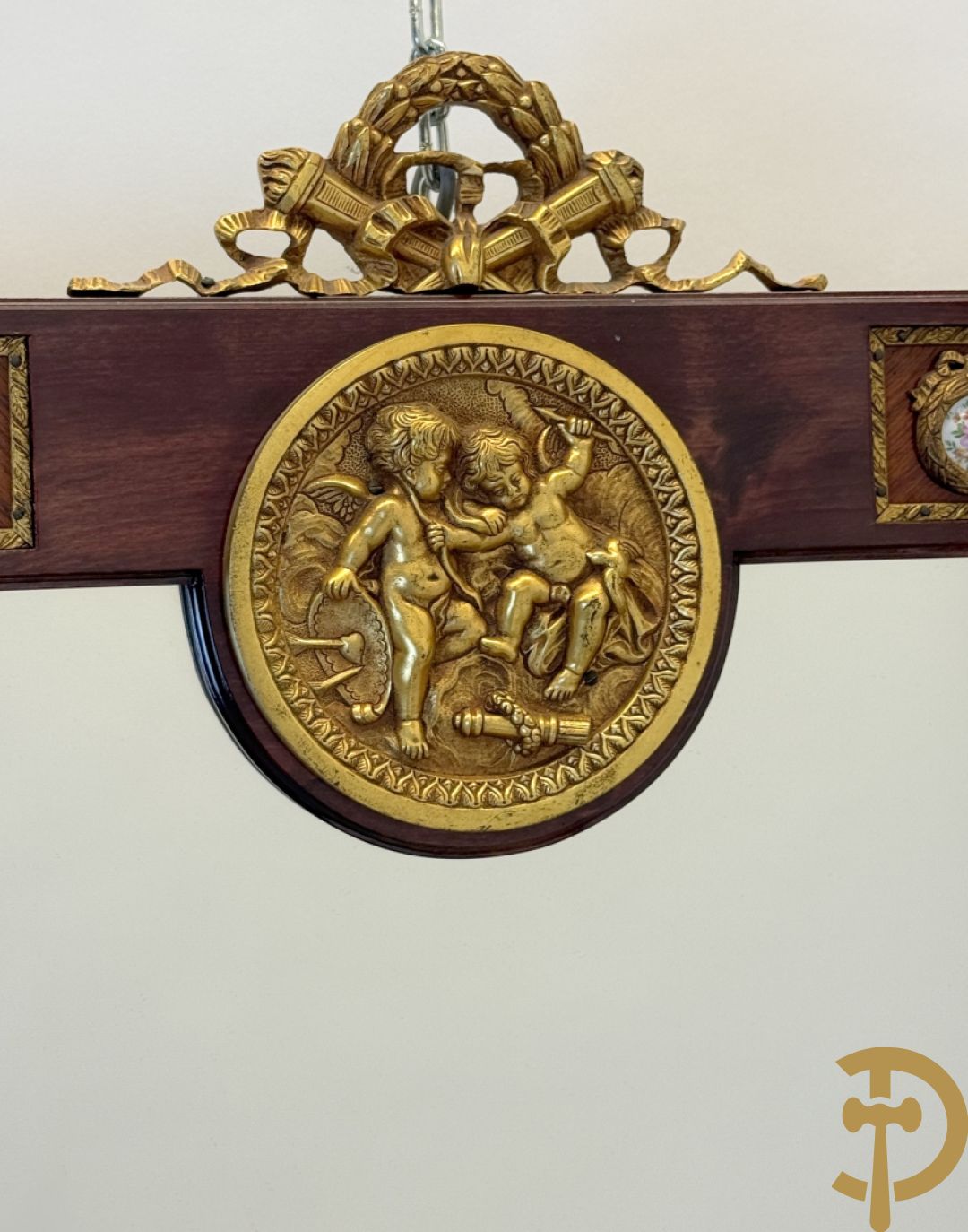 Notelaren console met porseleinen plakkettes met bloemen beschilderd en bronsbeslag + spiegel met porseleinen plakkettes